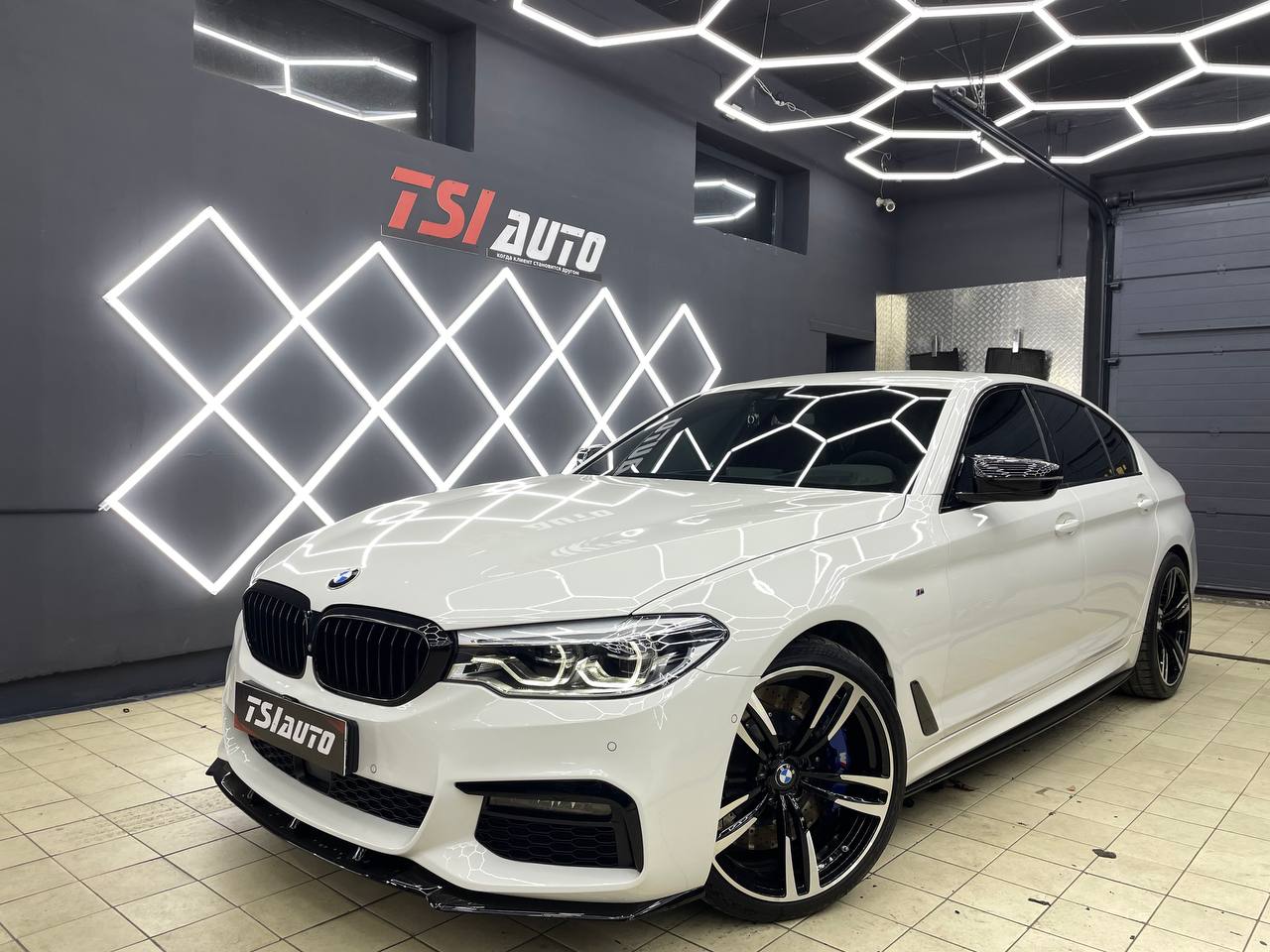 Шумоизоляция дверей и пола в салоне BMW 5 в Архангельске