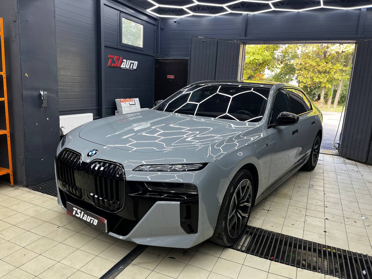 Шумоизоляция арок BMW 7 G70 в Архангельске