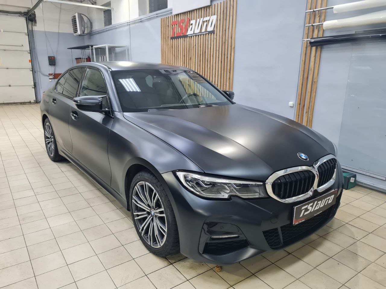 Оклейка матовой пленкой BMW 3 в Архангельске