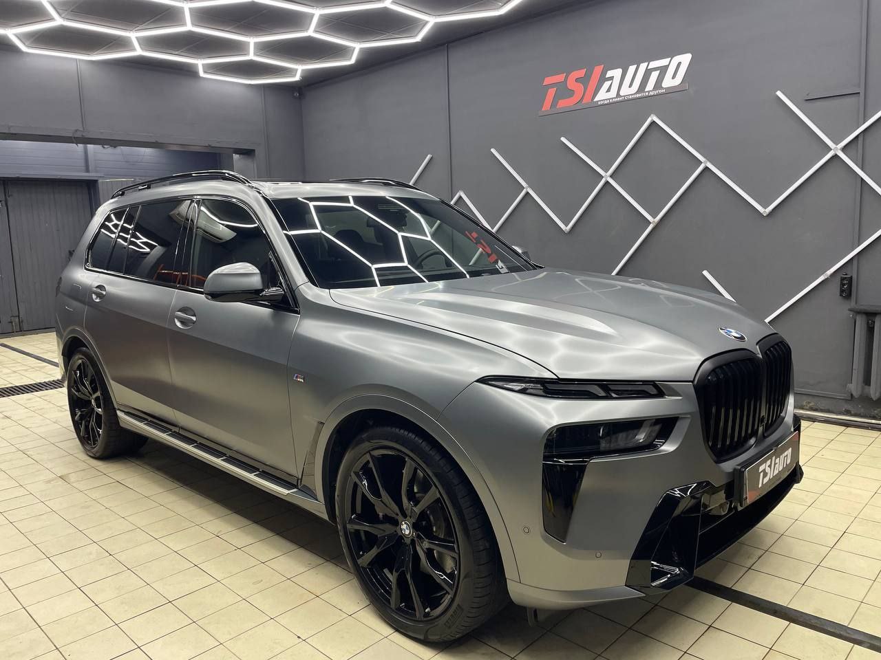 BMW X7 оклейка сатиновой плёнкой в Архангельске