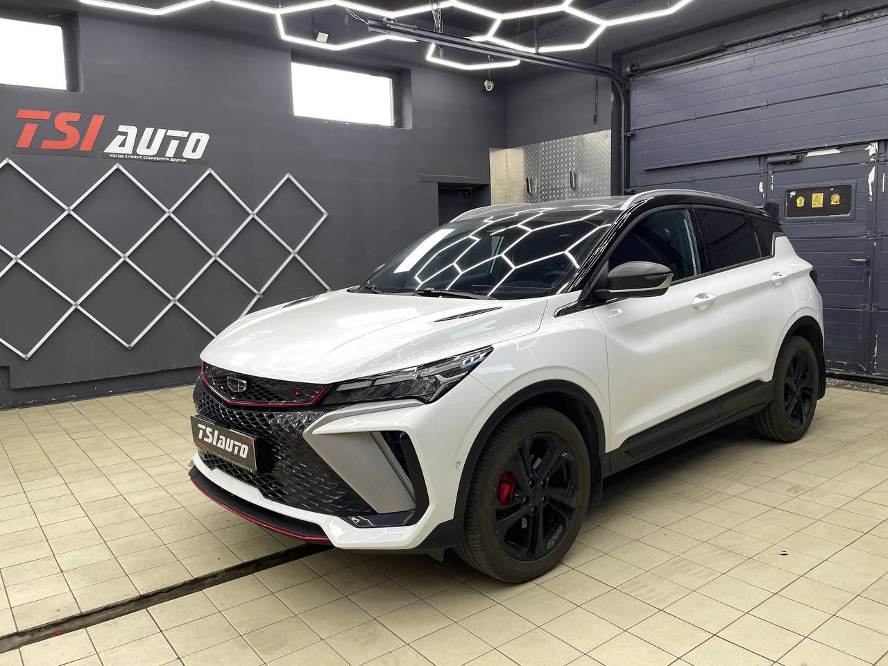 Geely Coolray установка сабвуфера и усилителя в Архангельске