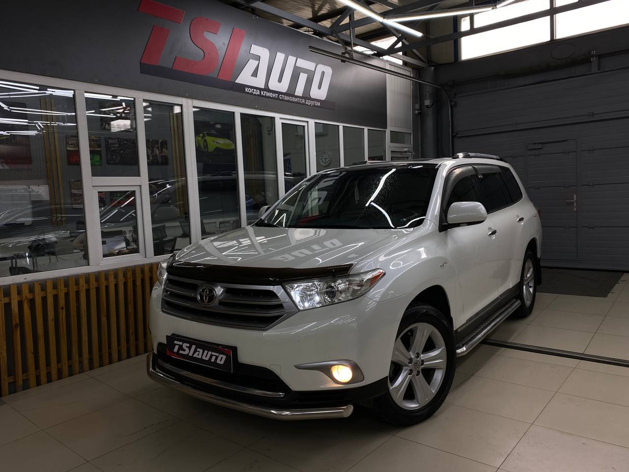 Оклейка Toyota Highlander бронепленкой в Архангельске