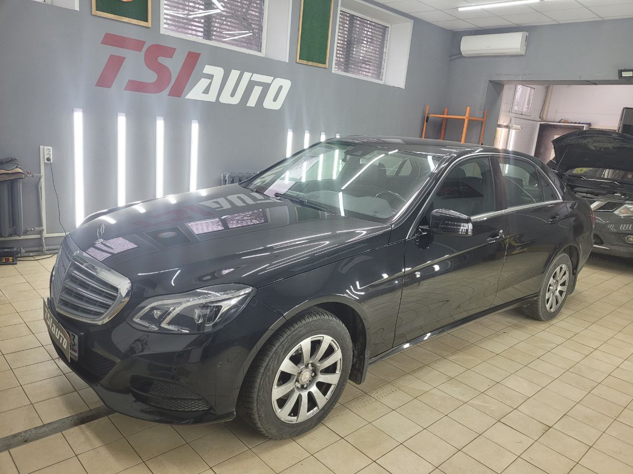 Полная шумоизоляция Mercedes Benz w212 за 1 день всего салона фото и цены