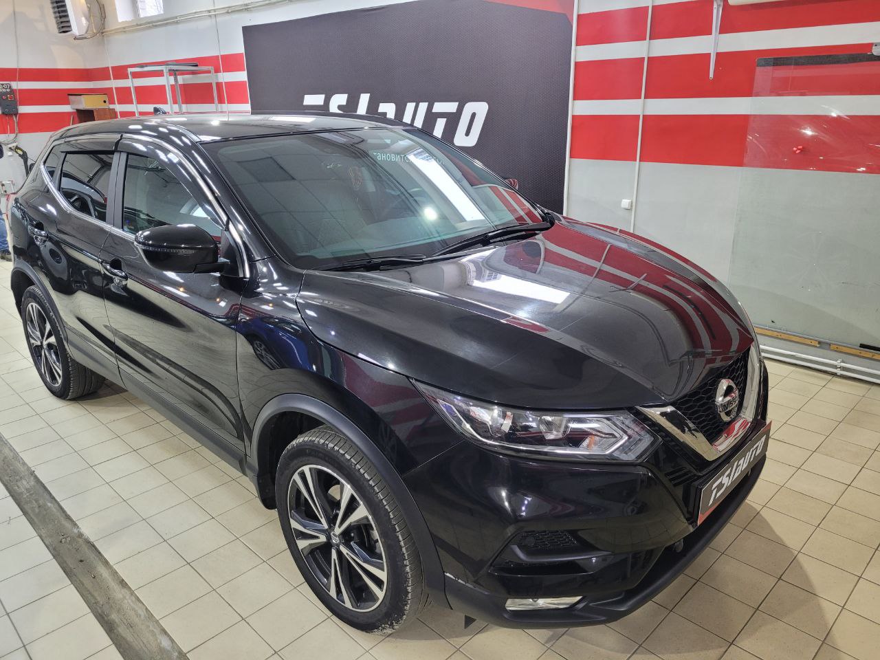 Бронирование капота Nissan Qashqai защитной пленкой фото и цены