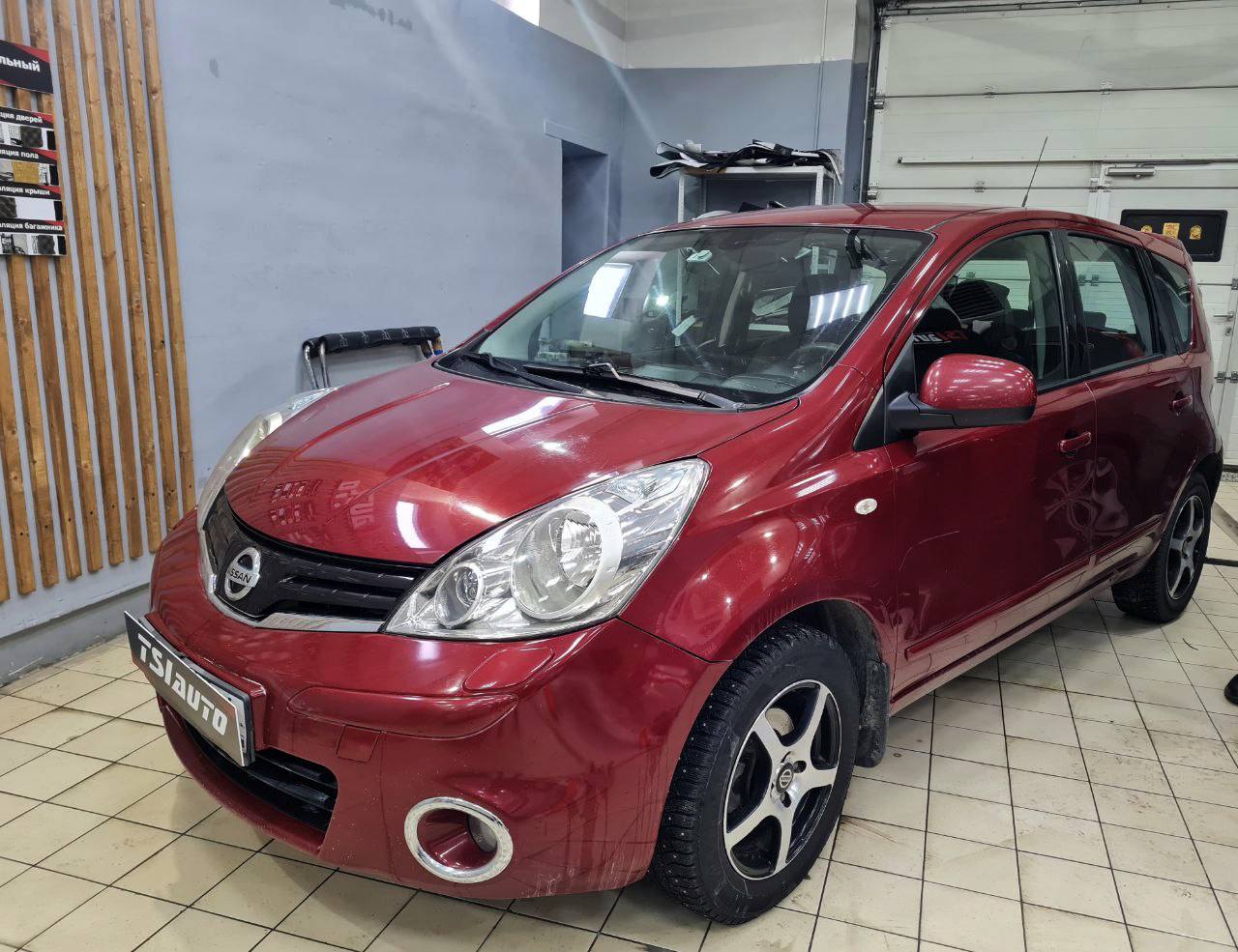 Nissan Note оклейка фар бронепленкой фото и цены