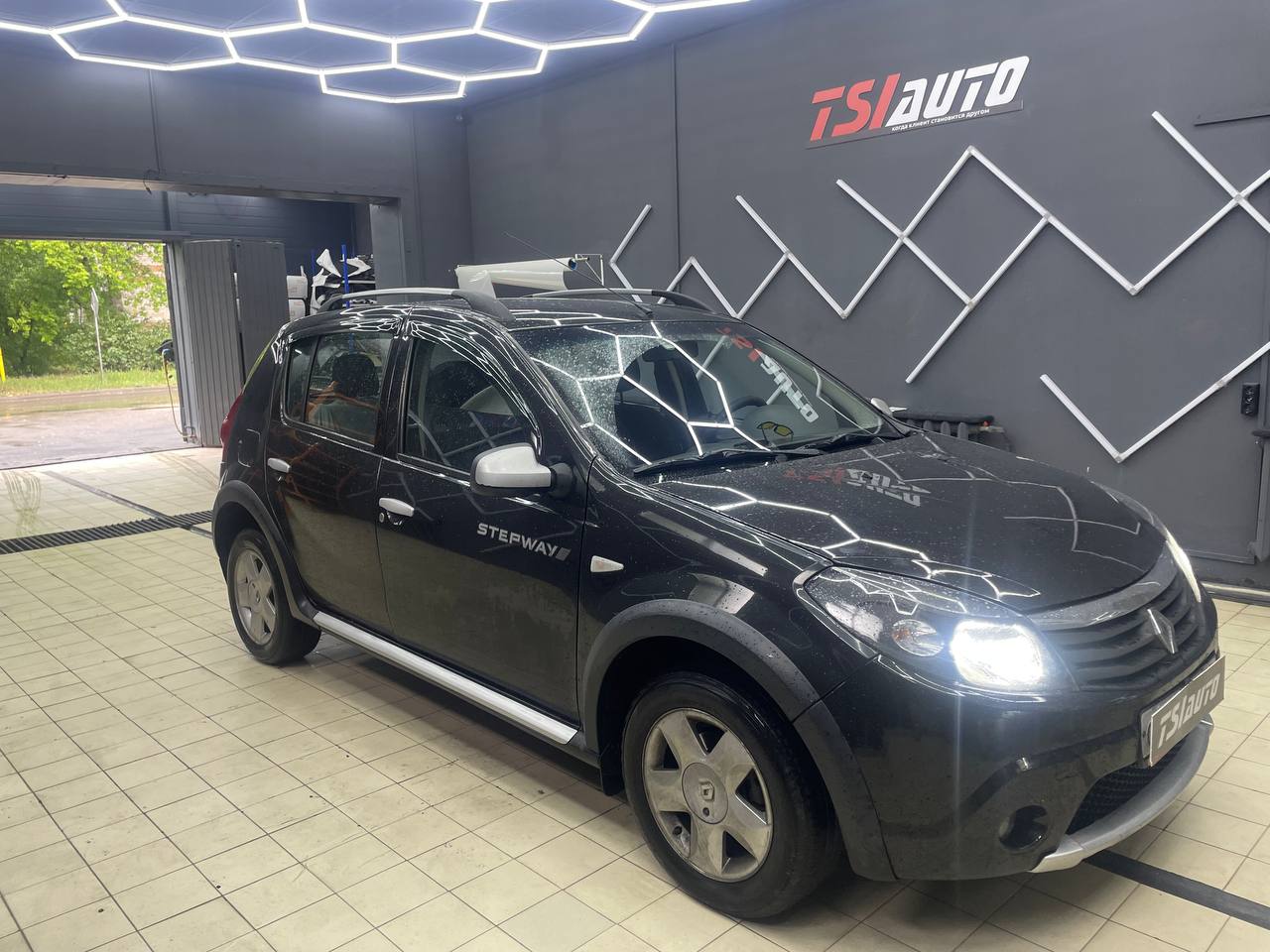 Замена головного устройства Renault Sandero в Архангельске