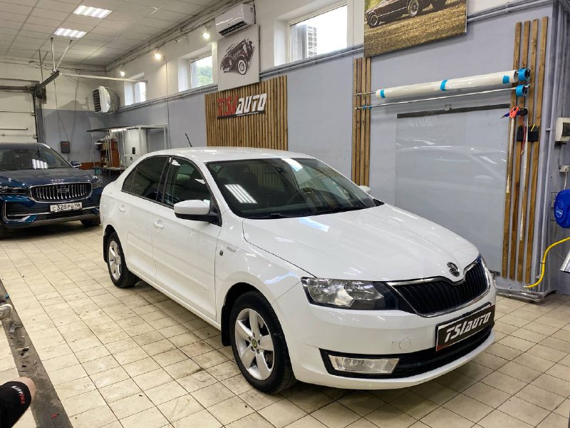 Skoda Rapid установка сабвуфера и усилителя фото и цены в Архангельске