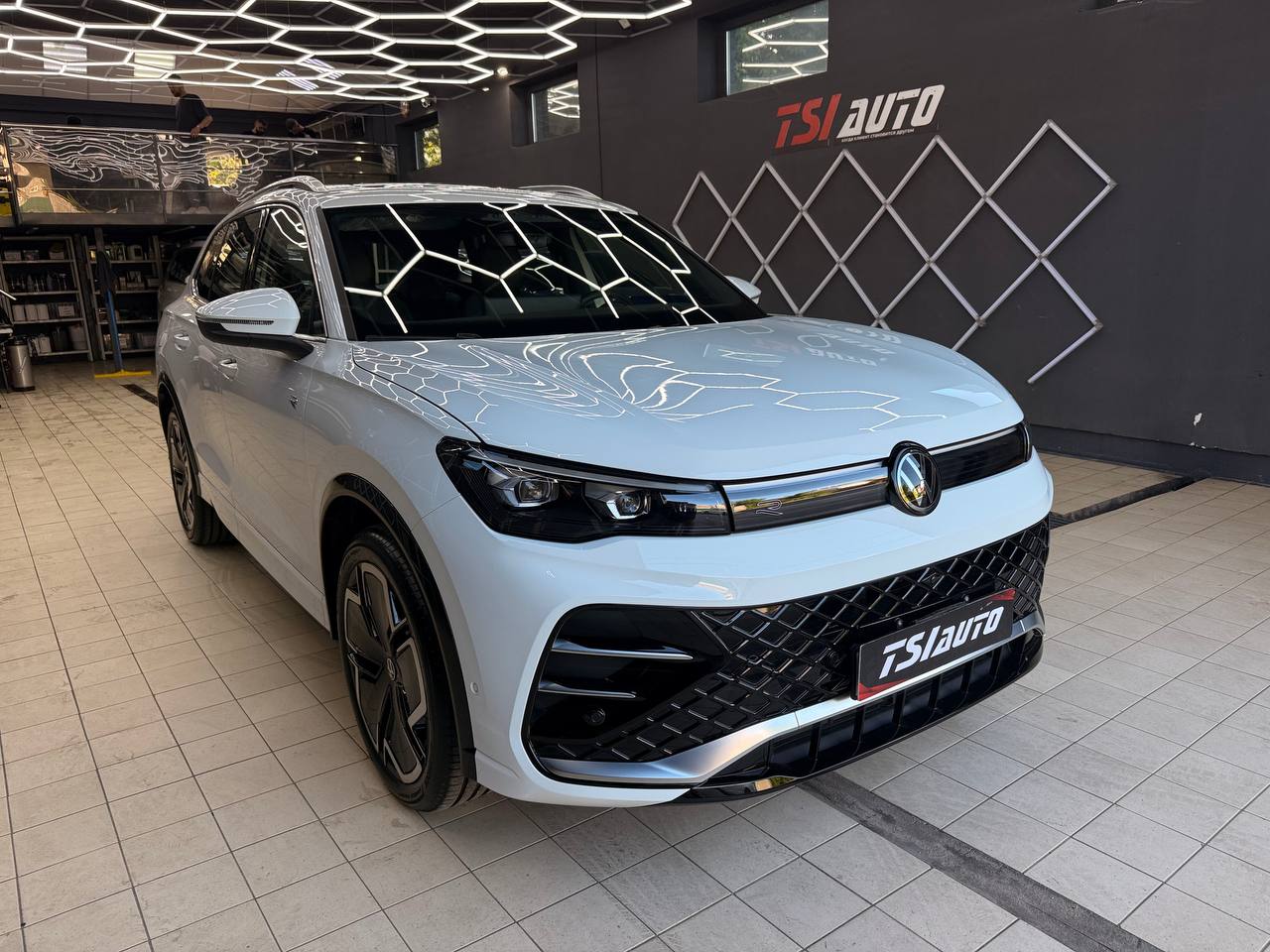 Оклейка защитной пленкой кузова Volkswagen Tiguan L Pro фото и цены