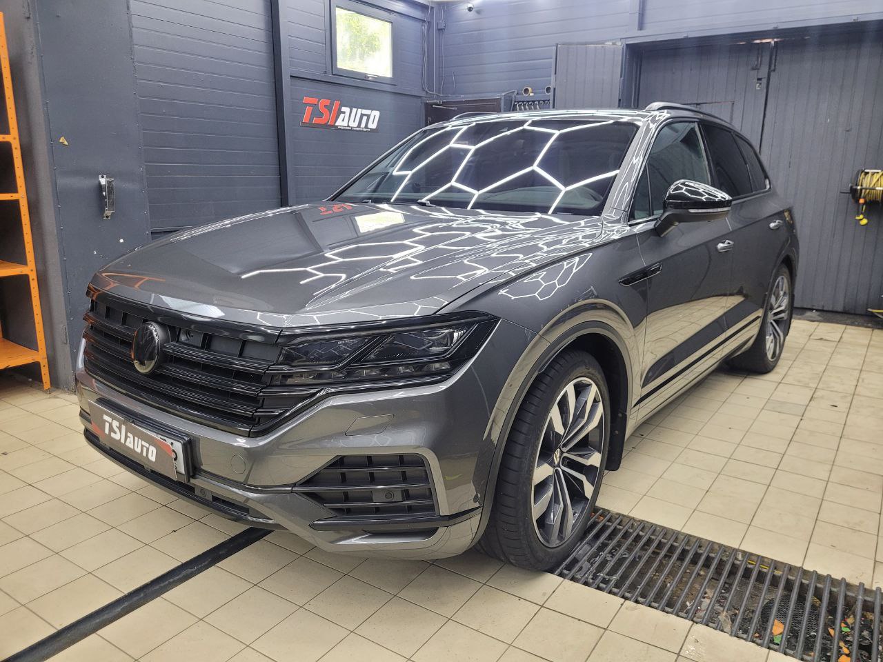 Volkswagen Touareg оклейка лобового стекла в Архангельске