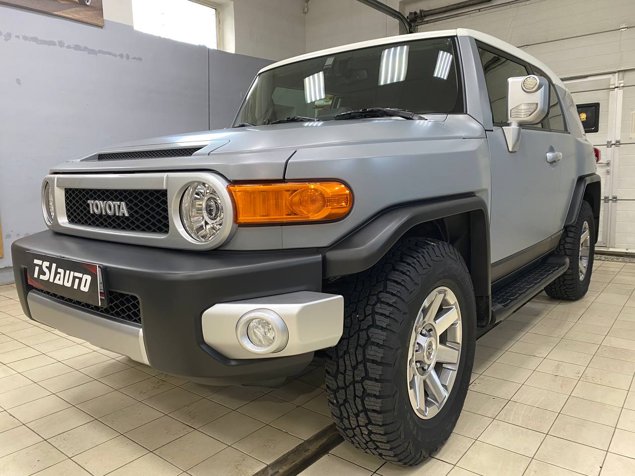 Оклейка матовой бронепленкой Toyota FJ Cruiser в Архангельске